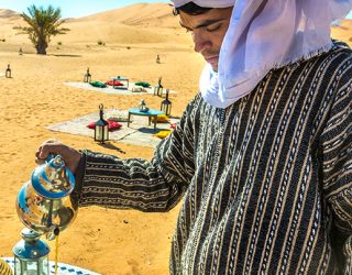 Thee drinken in woestijnkamp Erg Chebbi Marokko