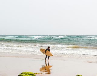 Kind surft op de Marokkaanse golven in Essaouira