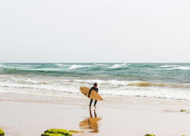 Kind surft op de Marokkaanse golven in Essaouira