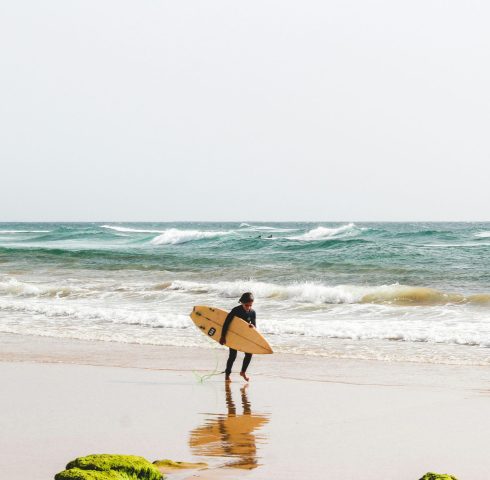 Kind surft op de Marokkaanse golven in Essaouira