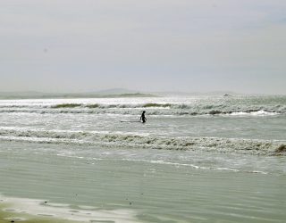 Surfen op de golven in Essaouira Marokko