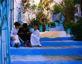 Kinderen in blauwe stad Chefchaouen