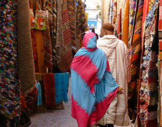 Wandelen in kleurrijke steegjes van medina in Fez Marokko