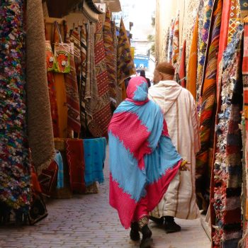 Wandelen in kleurrijke steegjes van medina in Fez Marokko