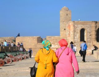 Vrouwen op kade van Essaouira Marokko