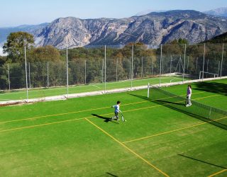 Tennis -en voetbalplein hotel Tzoumerka Griekenland