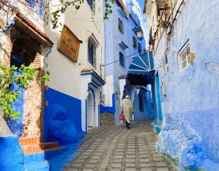 Man wandelt in blauwe stad Chefchaouen