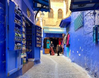 Winkeliers in blauwe stad Chefchaouen