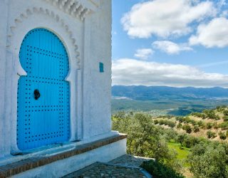 Blauwe deur Chefchaouen in rifgebergte Marokko