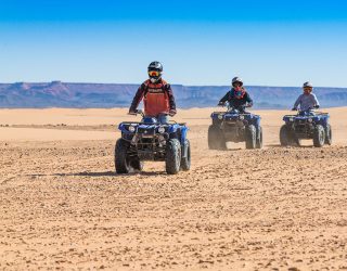 Jongeren rijden met quads bij hotel Merzouga