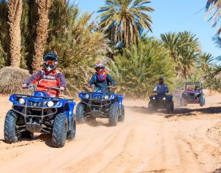 Tieners rijden met quads bij hotel Merzouga Marokko