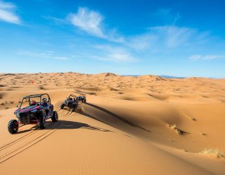 Familie rijdt met quads bij hotel Merzouga Marokko