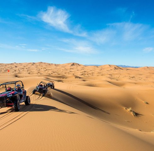 Familie rijdt met quads bij hotel Merzouga Marokko