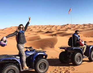 Gezin rijdt met quads bij hotel Merzouga Marokko