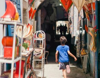 Kind loopt in steegjes in Essaouira in hartje Marokko