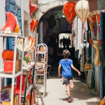 Kind loopt in steegjes in Essaouira