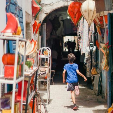 Kind loopt in steegjes in Essaouira in hartje Marokko