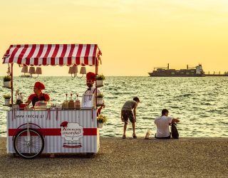 Eetstandje langs Nea Paralia promenade Thessaloniki