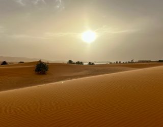 Sahara-woestijn met de zon.