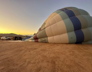 Luchtballon die plat ligt.