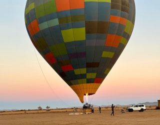 Luchtballon die de lucht in gaat.