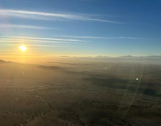 Uitzicht op woestijn vanuit luchtballon.