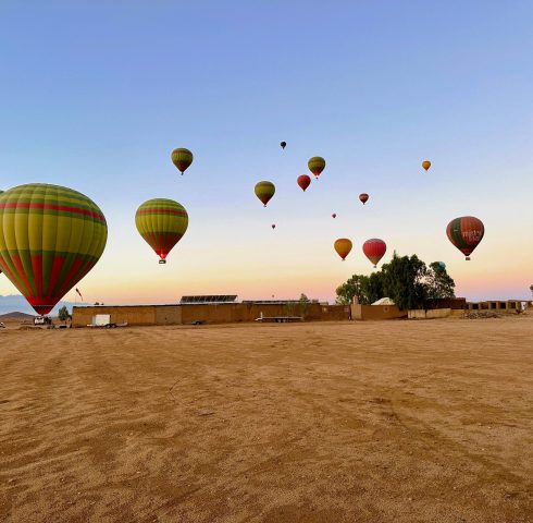 Luchtballonen die vliegen over de woestijn