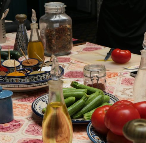 Vers eten op tafel tijdens het Marokkaans kookavontuur