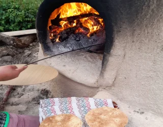 Brood bakken op boerderij in Marokko