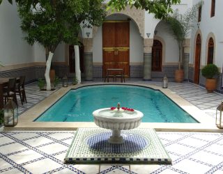 Fontein aan zwembad hotel Fez Marokko