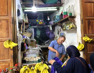 Verkoper verkoopt bananen in Fez