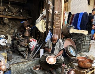 Ambachtsman werkt aan potten in Fez