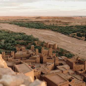 Zicht vanop heuvel op Ouarzazate