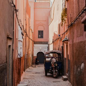 Smal steegje in Marrakech, Marokko