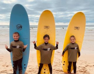 3 kinderen met surfplank in Portugal