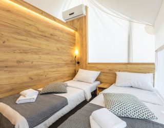 2 eenpersoonsbedden glamping Obonjan