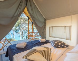 Tweepersoonsbed glamping Obonjan