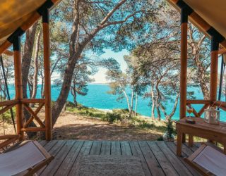 Aventure de glamping sur une île envoûtante