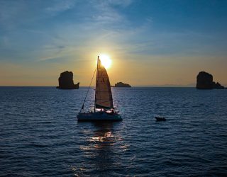 Catamaran met zonsondergang