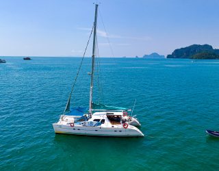 Catamaran op het water