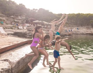 Spelende kinderen in het water in Obonjan